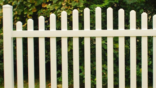 Weißer Kunststoff-Gartenzaun aus Vinyl-PVC-Lattenzaun